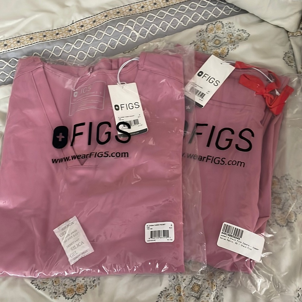 Figs scrub set.